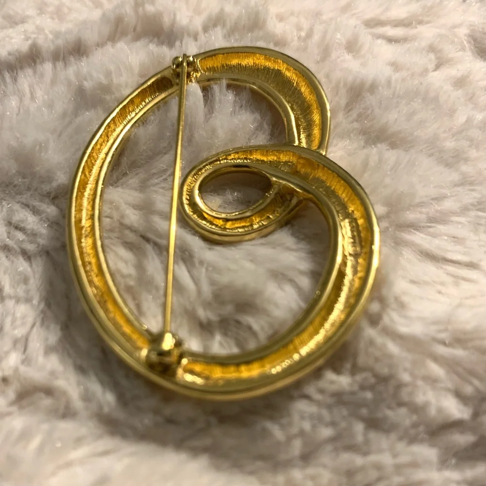 Vintage Gold Tone Metal Monet Loop Brooch